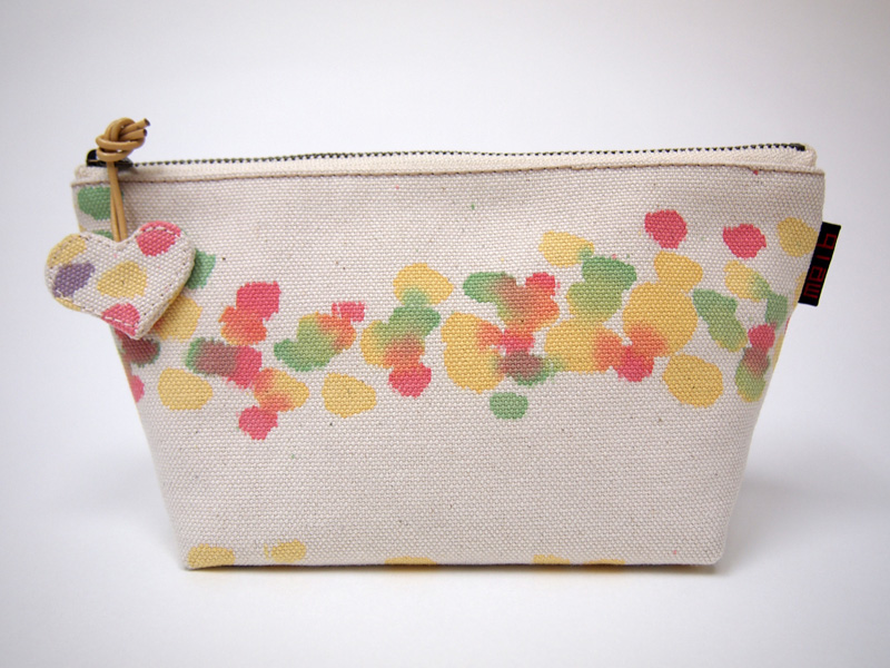 ハートチャーム付きファスナーポーチ