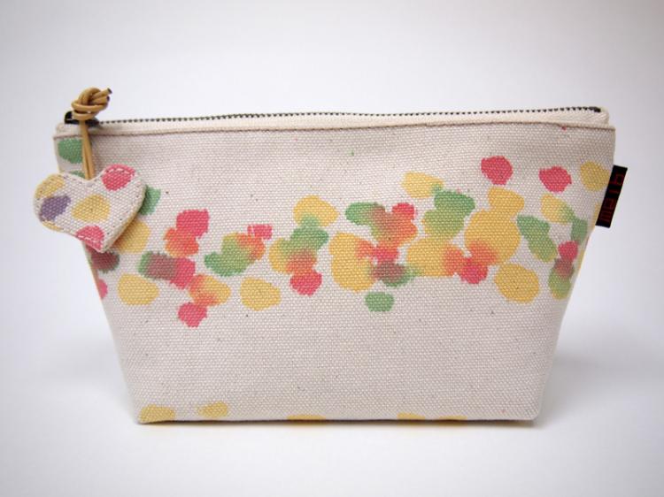 ハートチャーム付きファスナーポーチ
