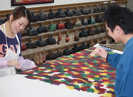 染めている様子